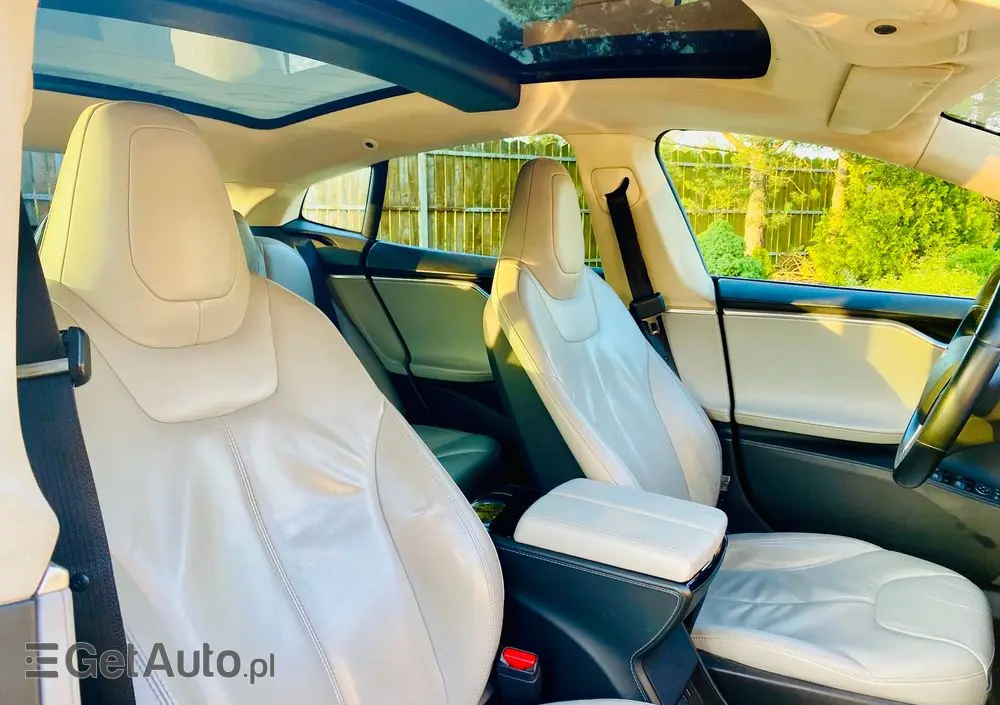 TESLA Model S 
