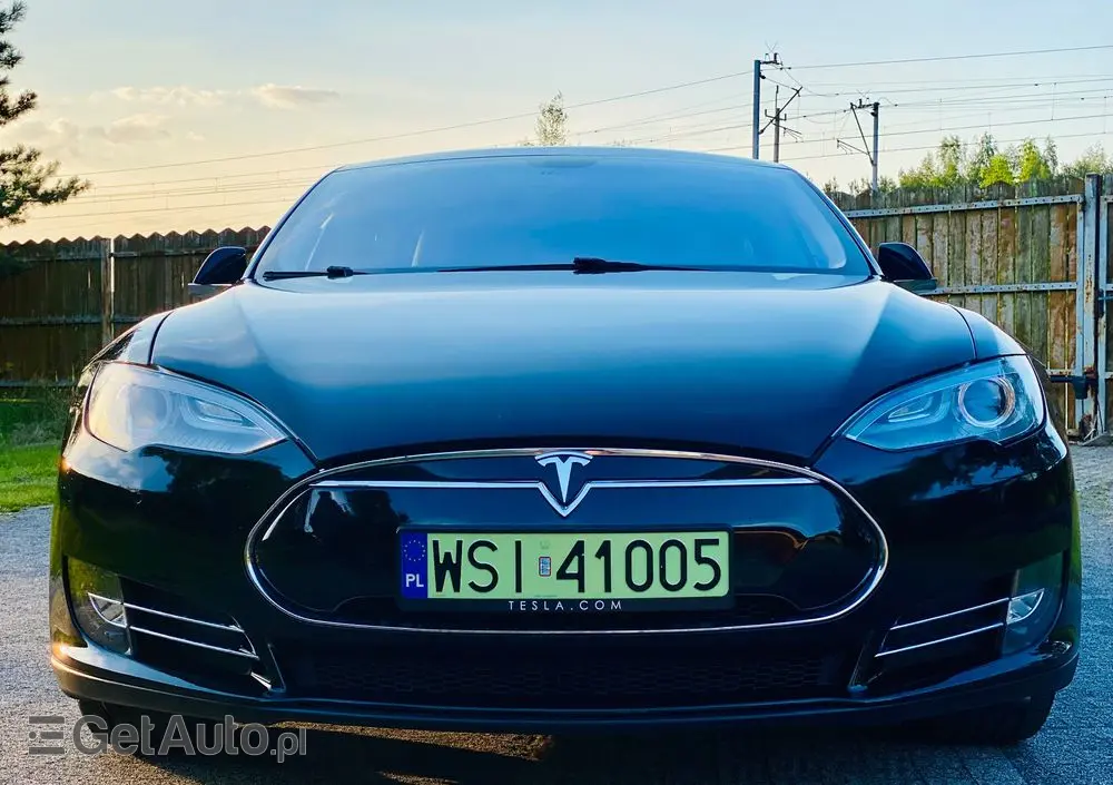 TESLA Model S 