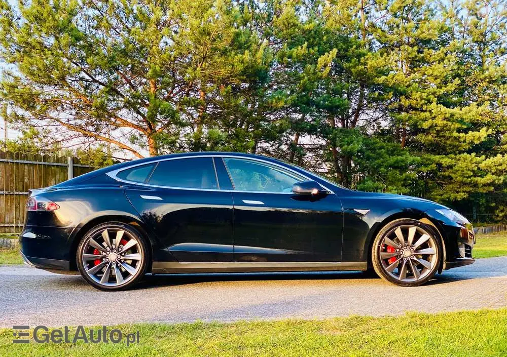 TESLA Model S 