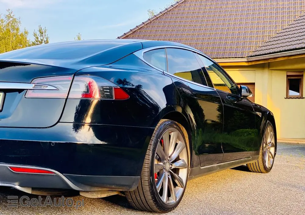 TESLA Model S 