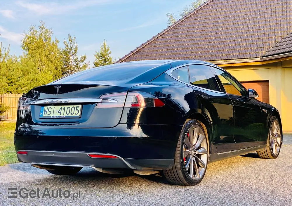 TESLA Model S 