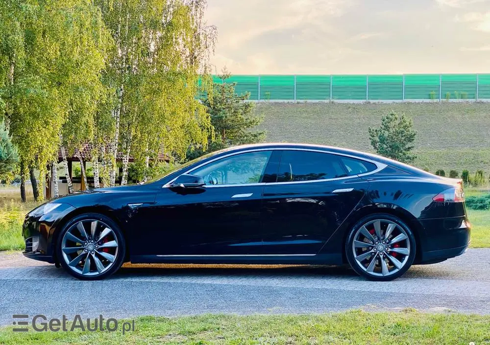 TESLA Model S 