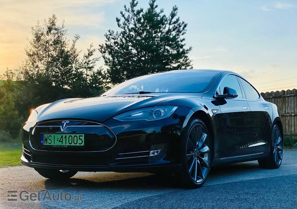TESLA Model S 