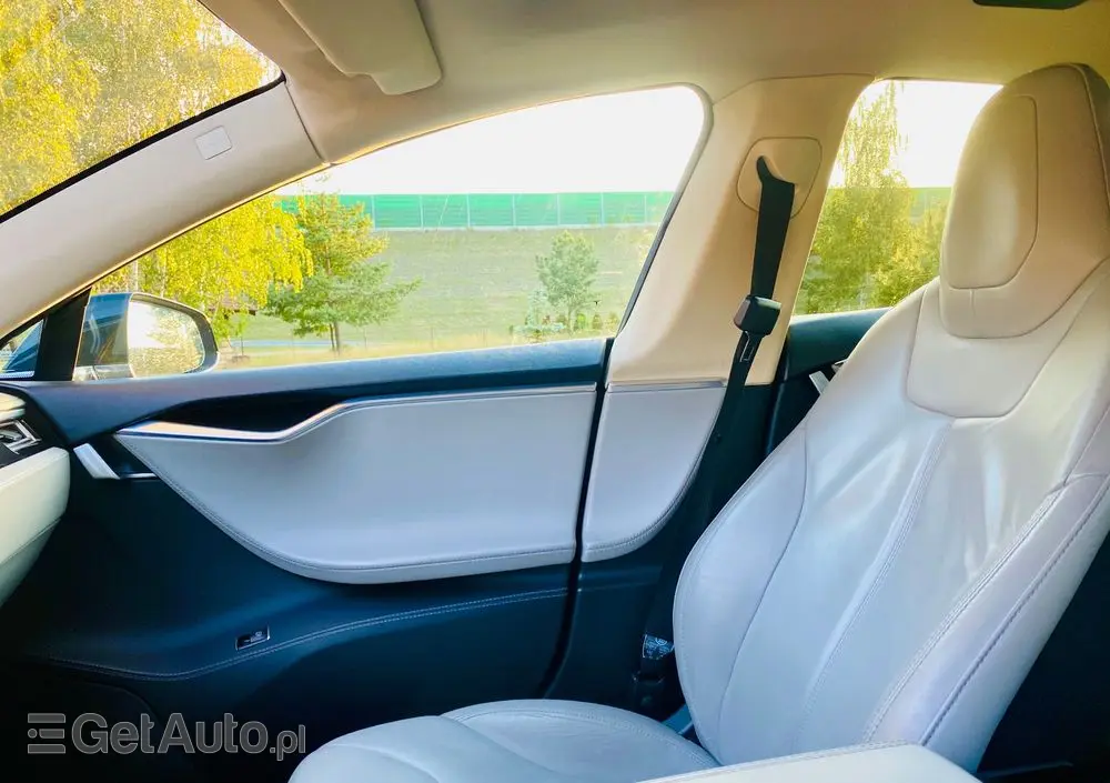 TESLA Model S 