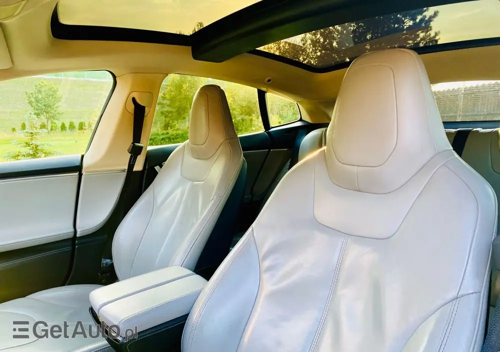 TESLA Model S 