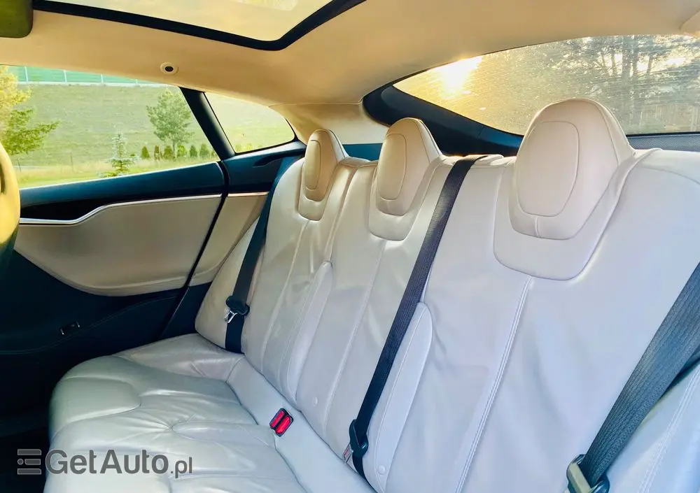 TESLA Model S 