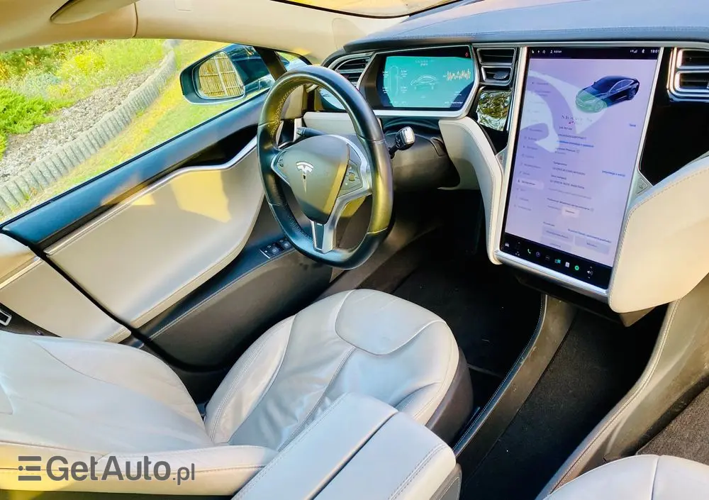 TESLA Model S 