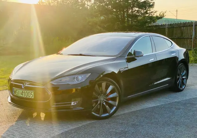 TESLA Model S 