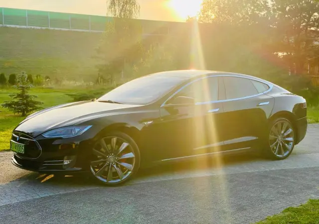 TESLA Model S 