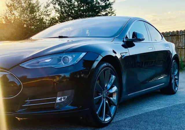 TESLA Model S 