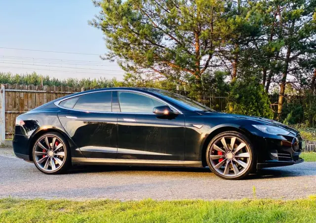 TESLA Model S 