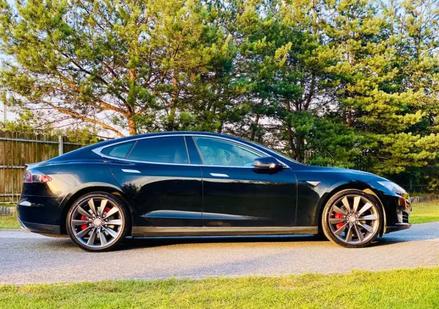 TESLA Model S 