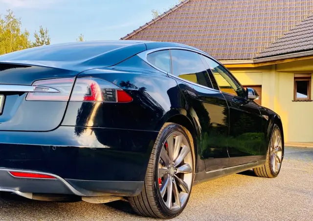 TESLA Model S 