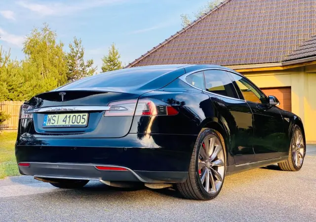 TESLA Model S 