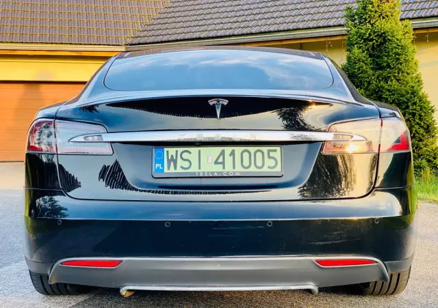 TESLA Model S 