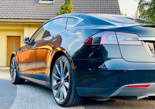 TESLA Model S 