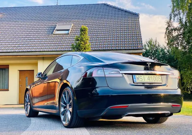 TESLA Model S 