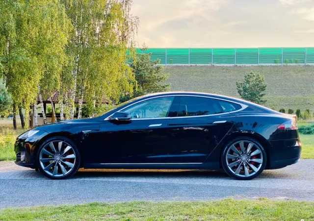 TESLA Model S 