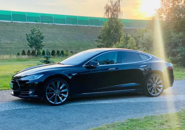 TESLA Model S 