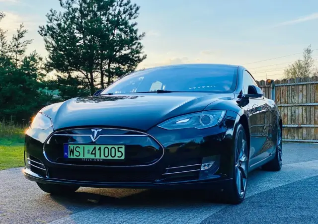 TESLA Model S 