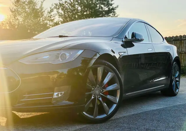 TESLA Model S 