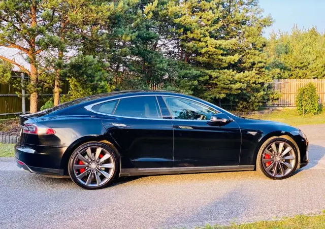 TESLA Model S 