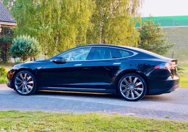 TESLA Model S 