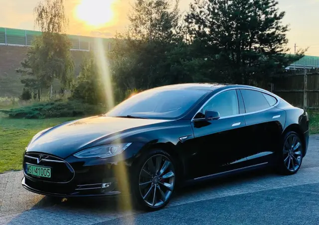 TESLA Model S 