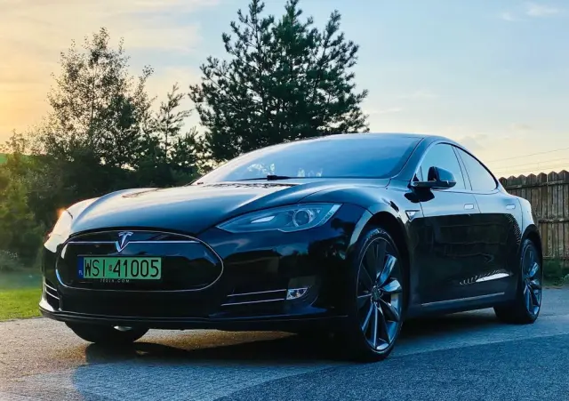 TESLA Model S 