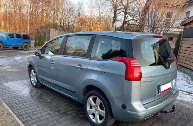 PEUGEOT 5008 