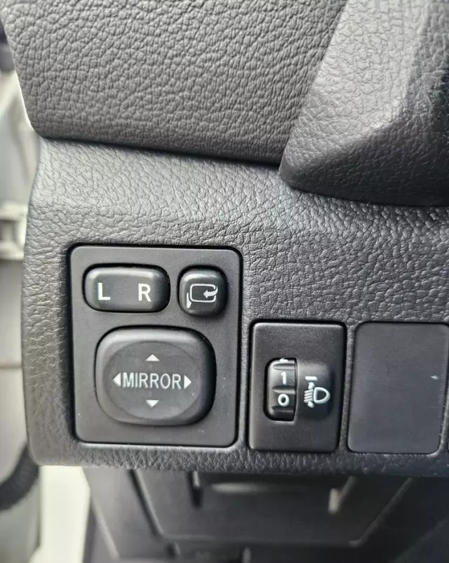 TOYOTA Auris 1.8 VVT-i Hybrid Automatik Edition