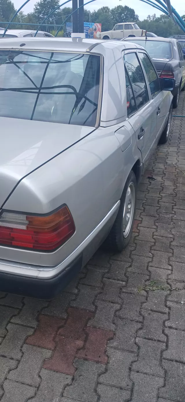 MERCEDES-BENZ 250D 