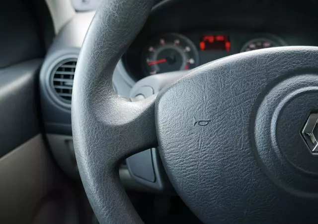 RENAULT Clio 1.4 16V Confort Dynamique