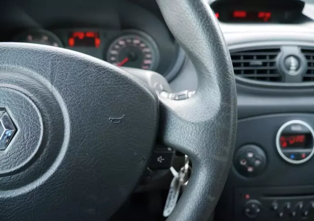 RENAULT Clio 1.4 16V Confort Dynamique