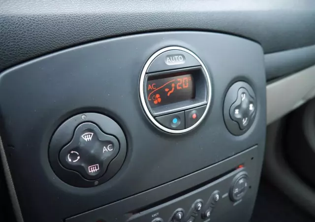 RENAULT Clio 1.4 16V Confort Dynamique