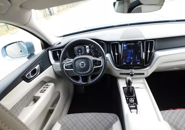 VOLVO XC 60 D3 Momentum Pro