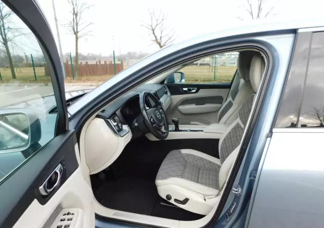 VOLVO XC 60 D3 Momentum Pro