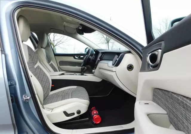 VOLVO XC 60 D3 Momentum Pro