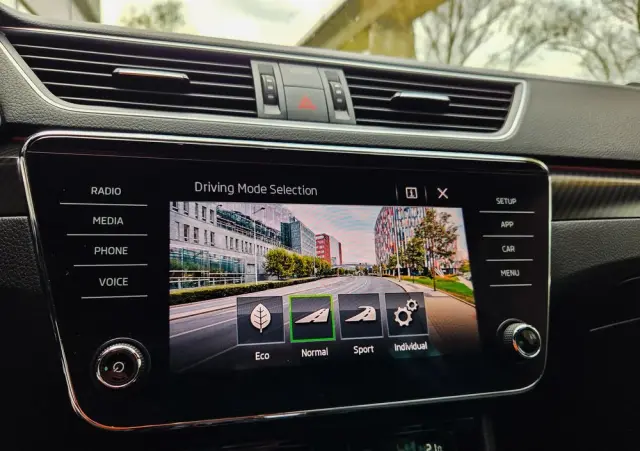 SKODA Superb 2.0 TDI SCR Sportline DSG