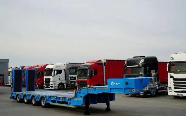 INNY KOMODO / KMD4 / NACZEPA LAWETA / NISKOPODWOZIE / OSIE SKRĘTNE / OŚ PODNOSZONA / NAJAZDY HYDRAULICZNE / 