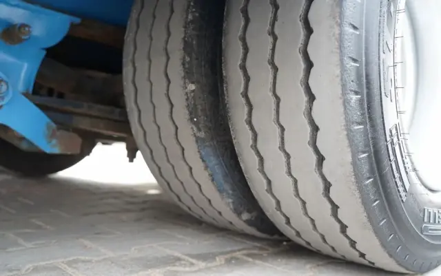 INNY KOMODO / KMD4 / NACZEPA LAWETA / NISKOPODWOZIE / OSIE SKRĘTNE / OŚ PODNOSZONA / NAJAZDY HYDRAULICZNE / 