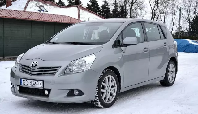 TOYOTA Verso 