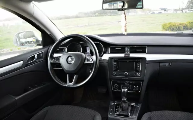 SKODA Superb 