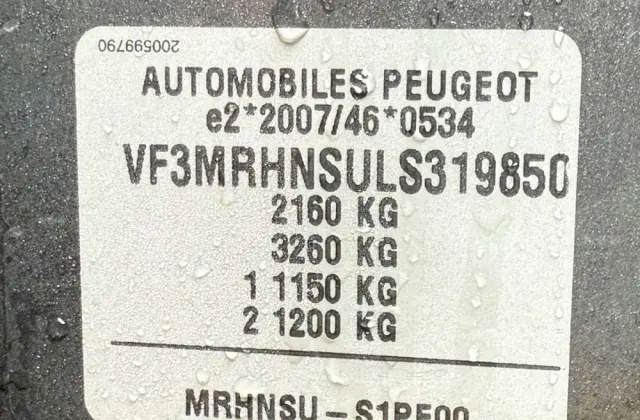 PEUGEOT 5008 