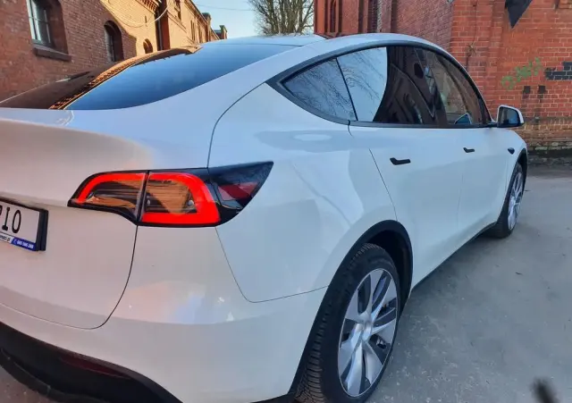 TESLA Model Y Long Range RWD