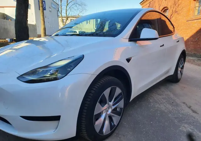 TESLA Model Y Long Range RWD