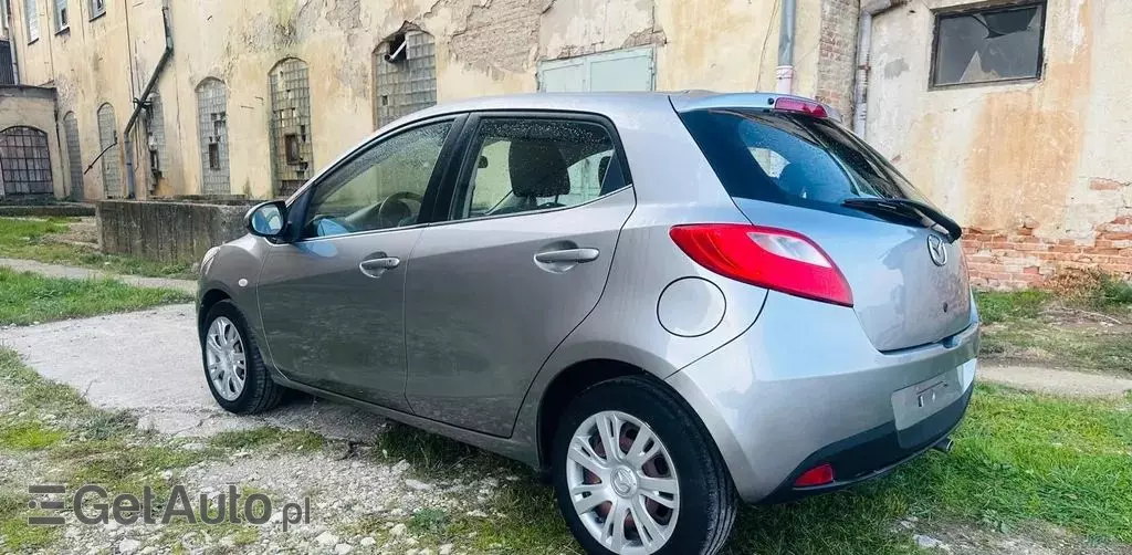 MAZDA 2 