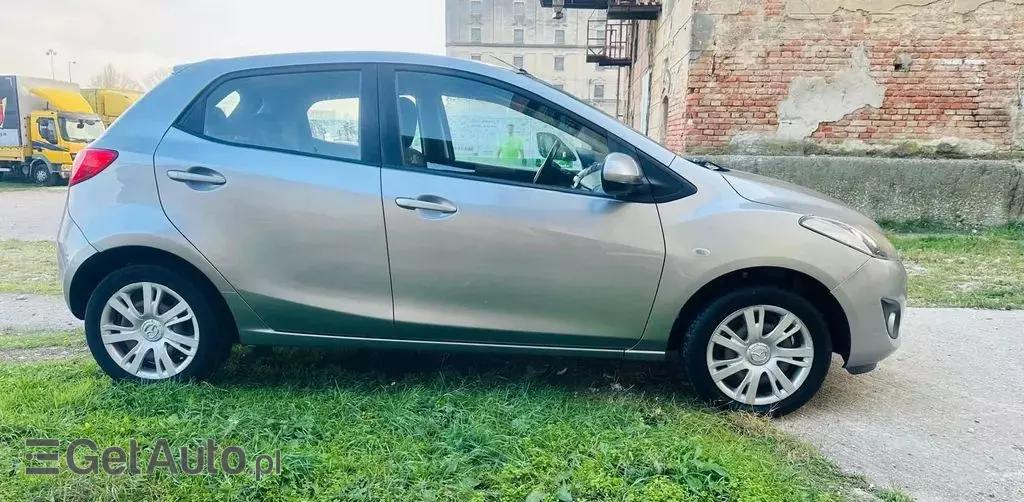 MAZDA 2 
