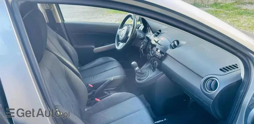 MAZDA 2 