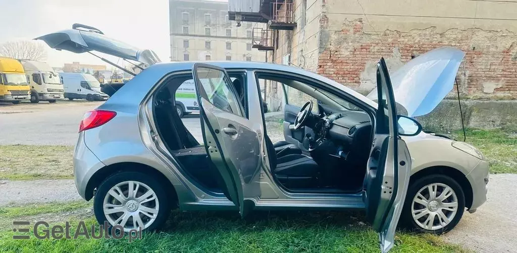 MAZDA 2 